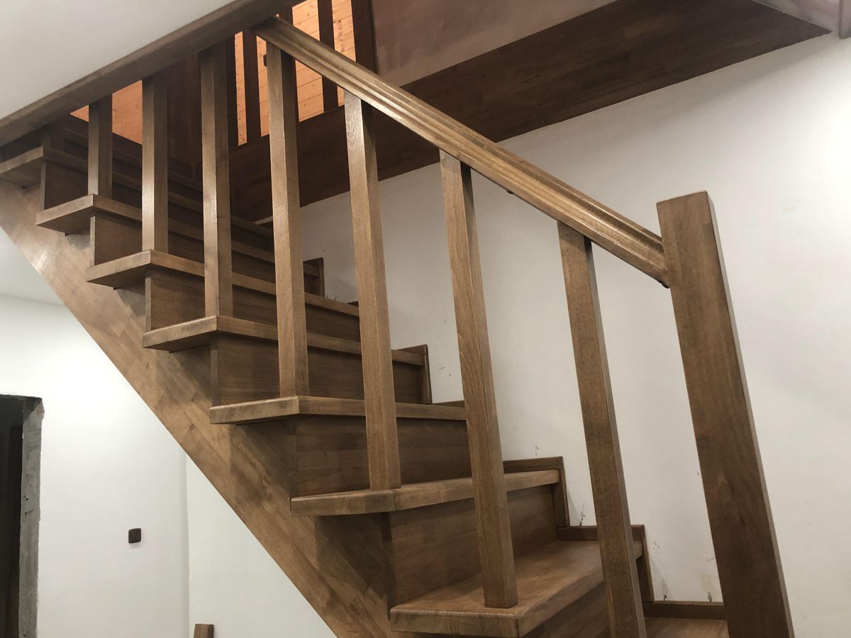 Montáž bukového schodiště 